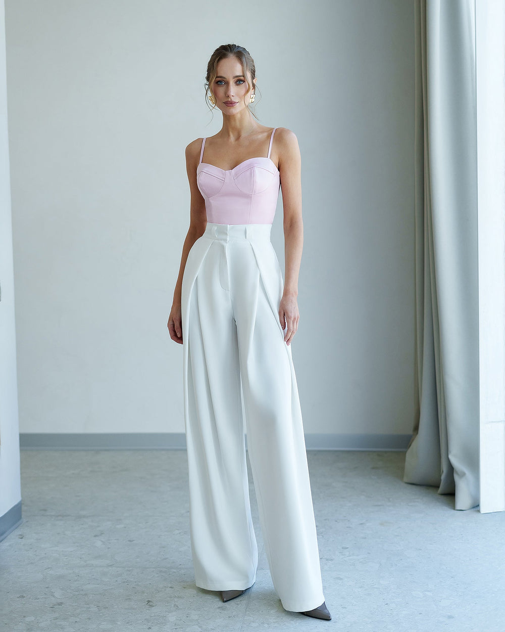 Solévara Palazzo in black, structured silhouette