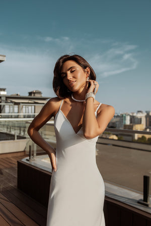Arvessa Dress in white, seated position elegant