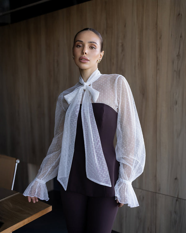 Eveloria Blouse in gold, image 37 with voluminous sleeves