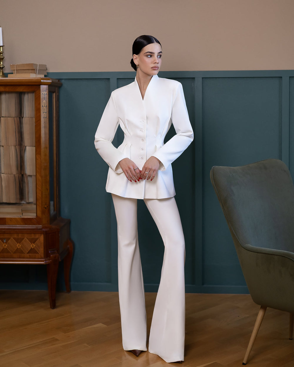 Averin Suit white, outdoor back portrait