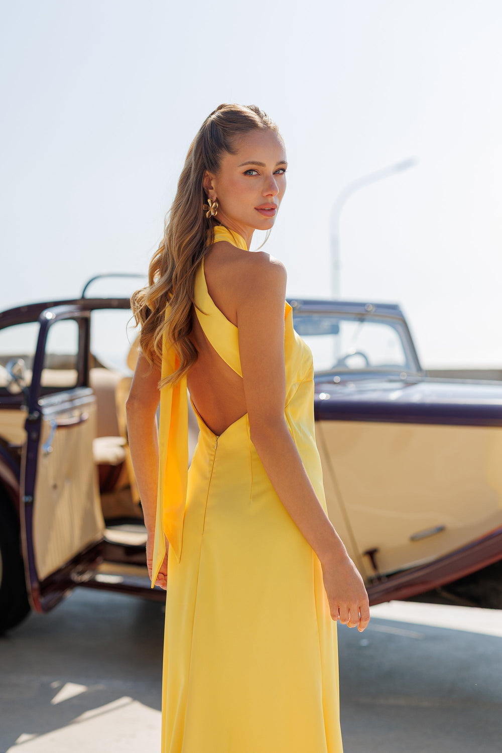 Miravel Dress sunshine yellow, seated full-length pose