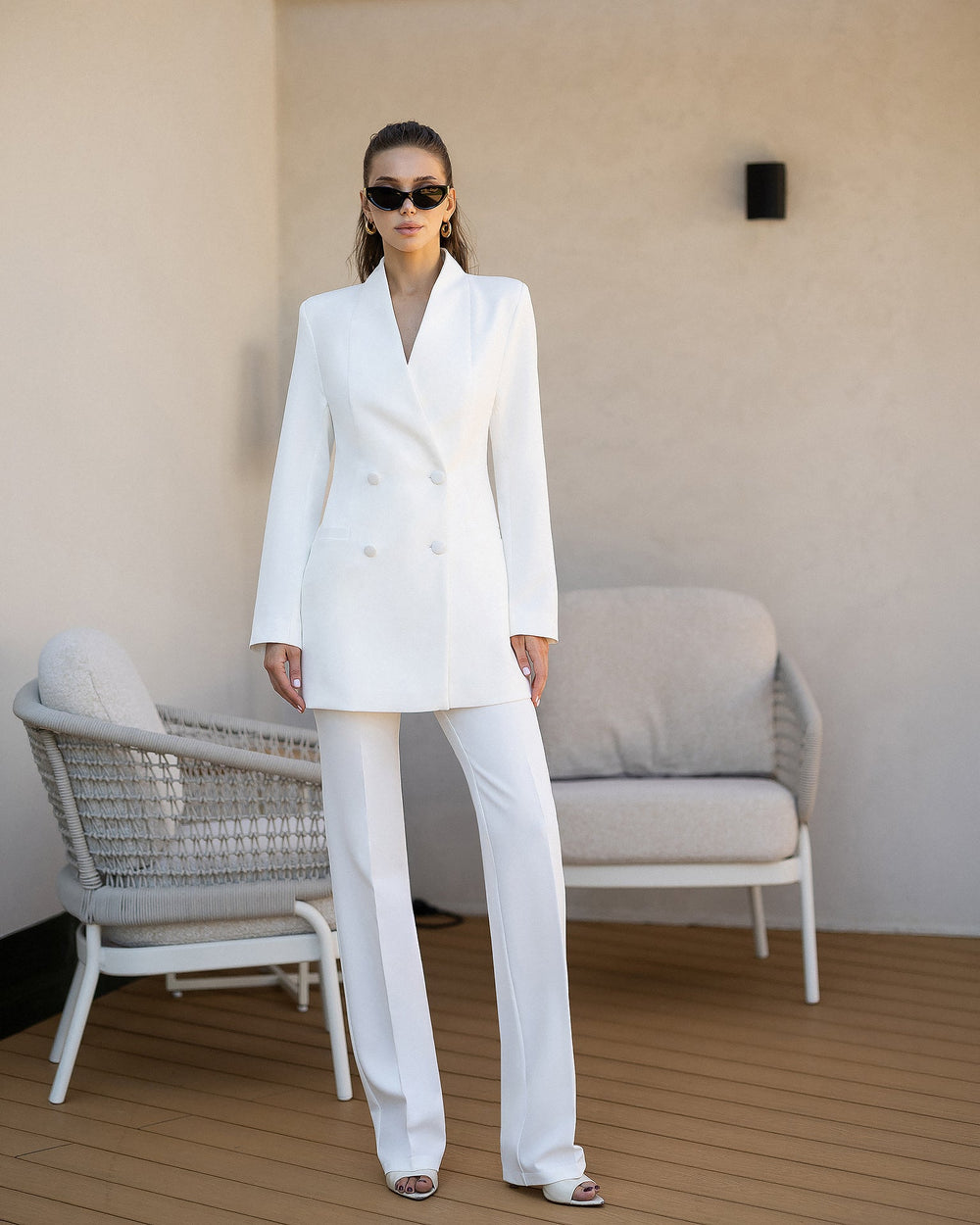 Vaelis Suit black structured shoulder detail