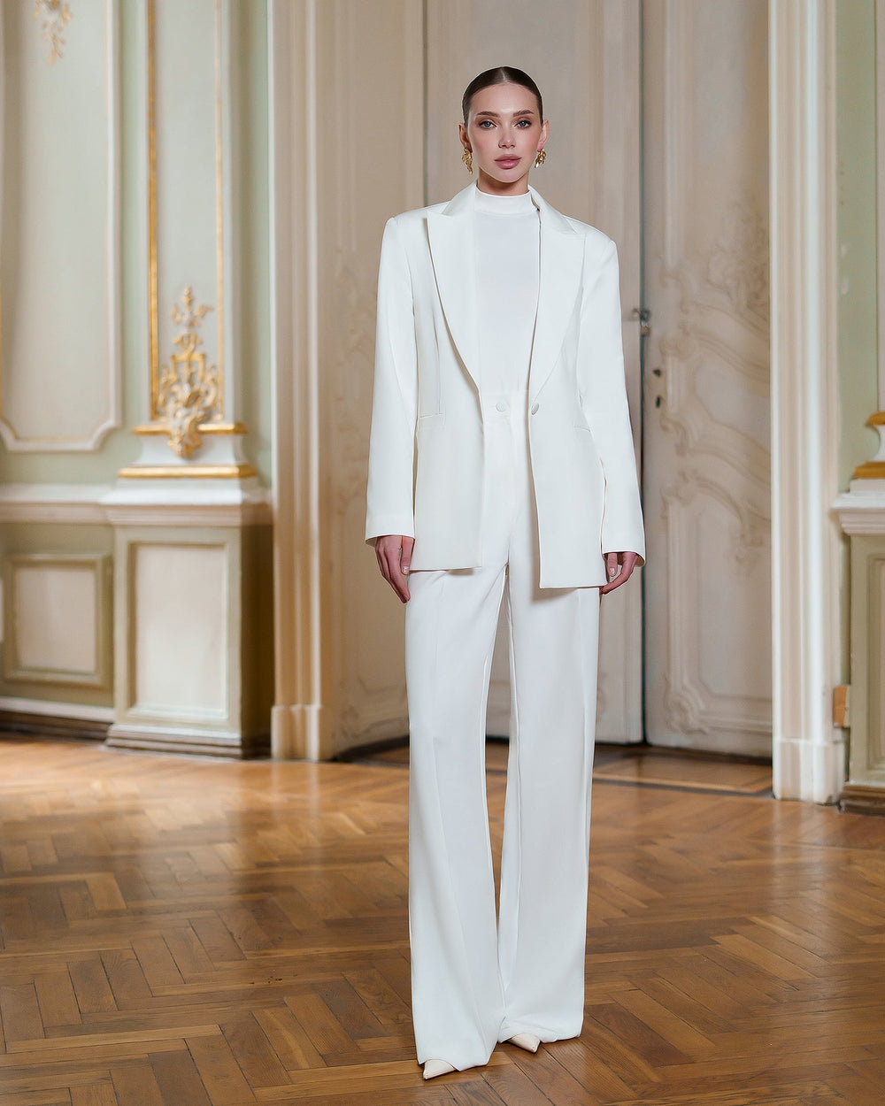 Alessia Suit in white, front detail close-up