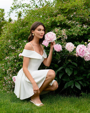 Charm Corset Mini in white, garden blooms background
