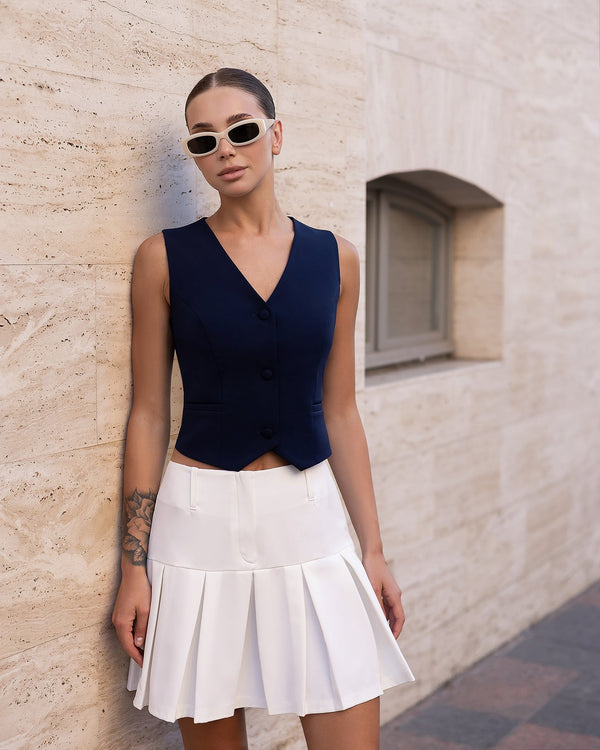 Maelis Skirt black, full-length outdoor pose