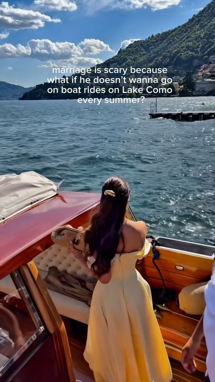 Abito giallo su una barca sul lago di Como