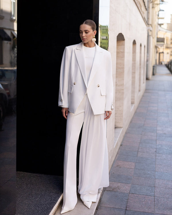 Sabine Blazer in white, front close-up