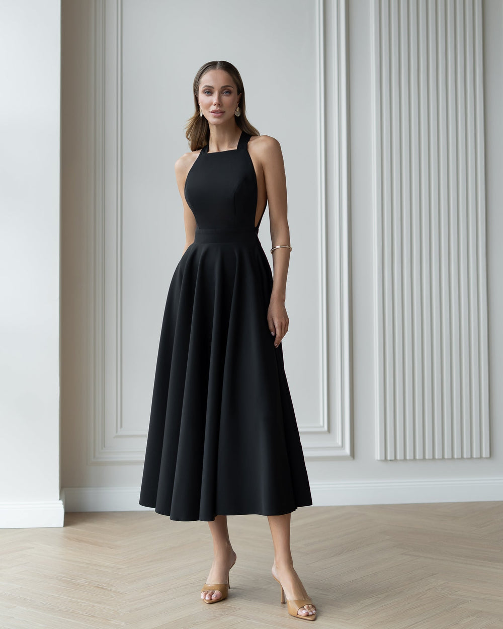 Santi Dress in white, full-length outdoor
