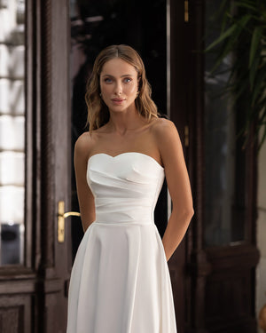 Serena Strapless Midi in white, complete silhouette