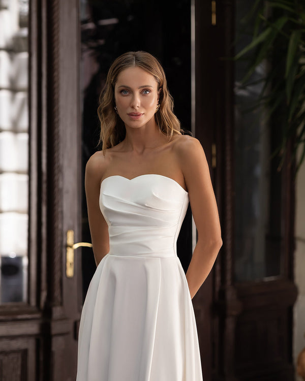 Serena Strapless Midi in white, complete silhouette